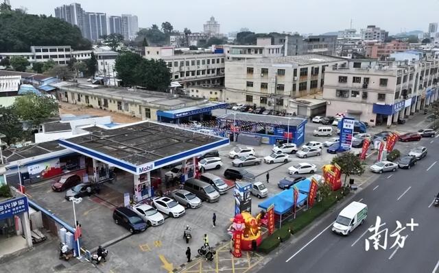 广东一加油站请女模站台，数名“油模”衣着暴露，排队加油车辆络绎不绝，有人合影、有人质疑；执法部门回应