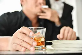 饭局上领导说“请抽烟”，别说“我不会”，高情商这样把脸面接住图片