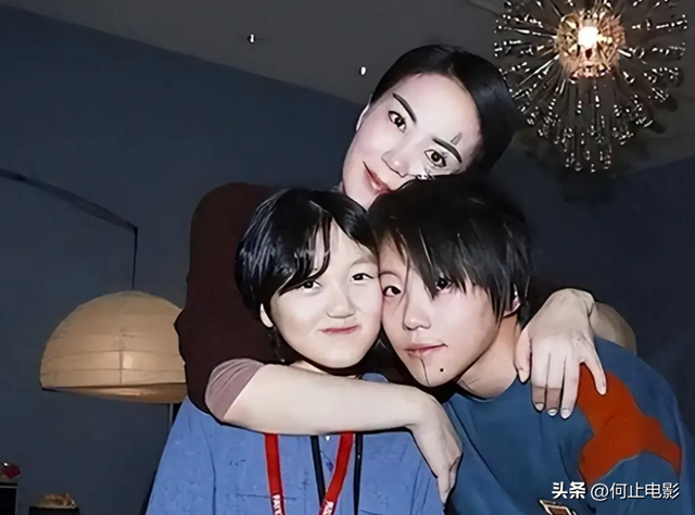 56岁王菲没想到，辛苦养大的唇腭裂女儿李嫣，早为亲爹李亚鹏争光