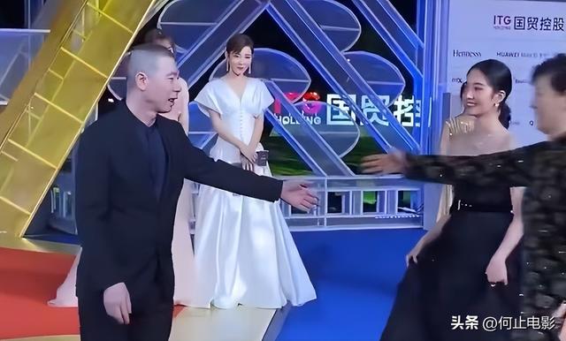 演都不演了！58岁徐帆刚回应完离婚的传闻，恶心的一幕就出现了