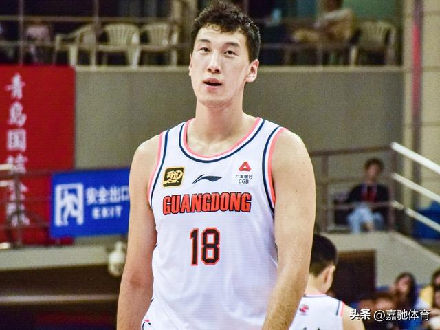不看不知道，一看吓一跳，广东宏远新赛季阵容一览，实力确实恐怖