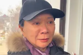 64岁蔡明现身于洋告别式，戴黑帽纯素颜很真实，双眼哭到红肿图片