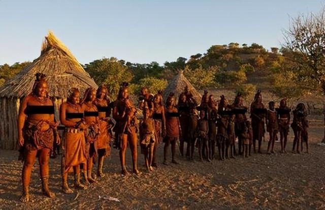 非洲纳米比亚“红泥人”：女人一生都不洗澡，多数男孩活不到15岁