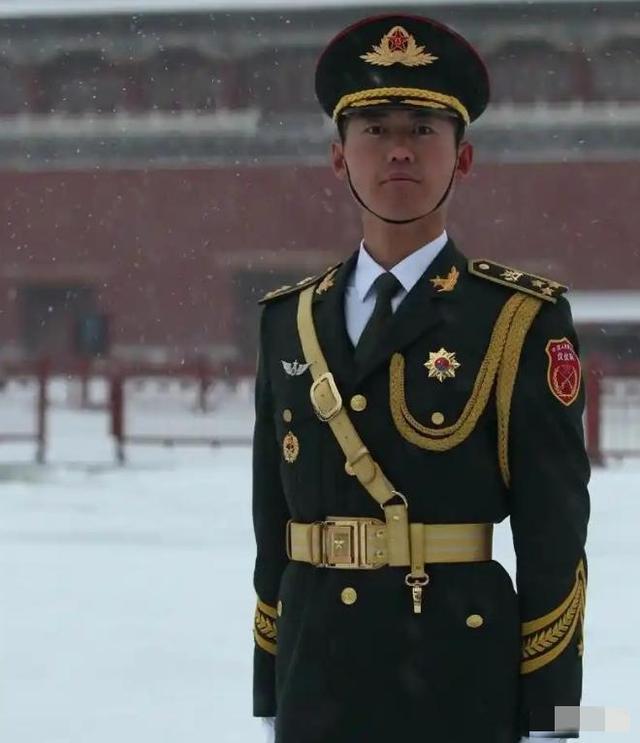 九三阅兵结束才6天，“最帅升旗手”张自轩被骂惨，他5字回应争议