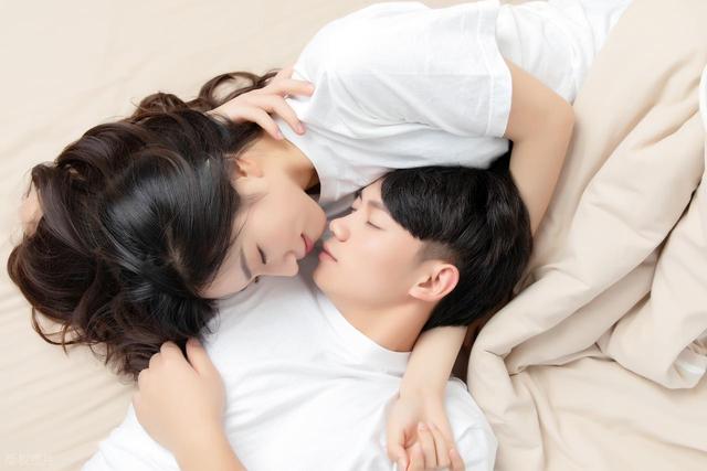 分房睡1年后我才懂：男人能忍住不碰你	，不是体贴是情感撤离宣言