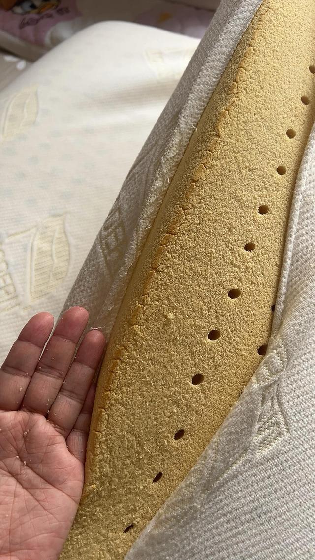 床上“最脏”的2样东西，很多人家从来不洗，却天天用！