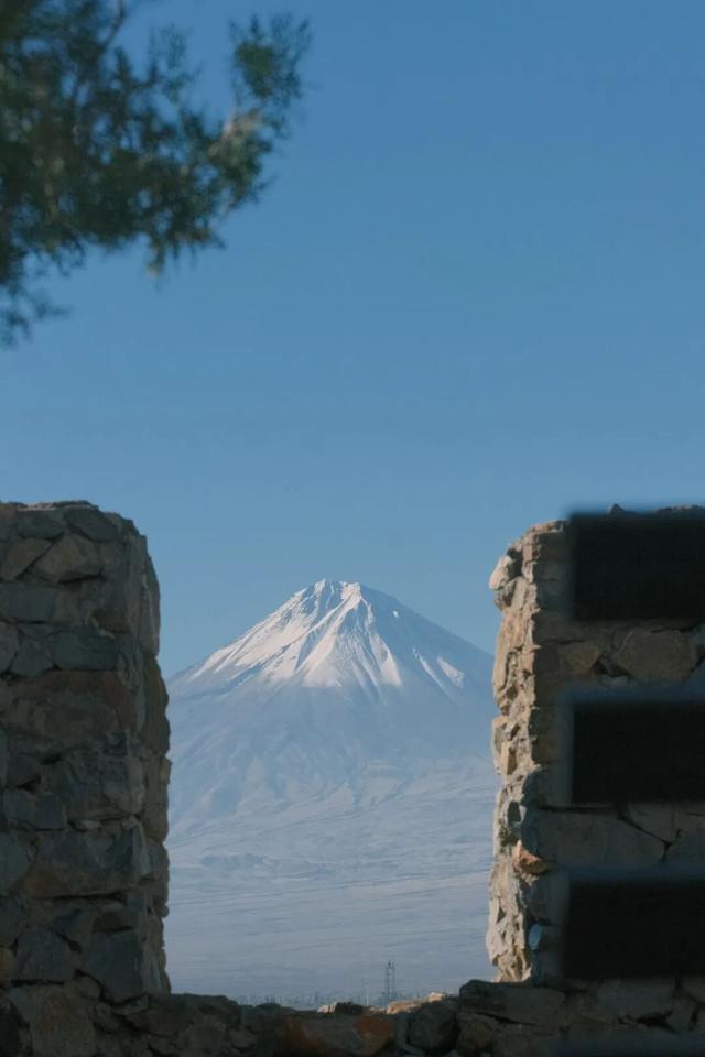 人均卡戴珊，这个忧伤又美丽的小国让我念念不忘