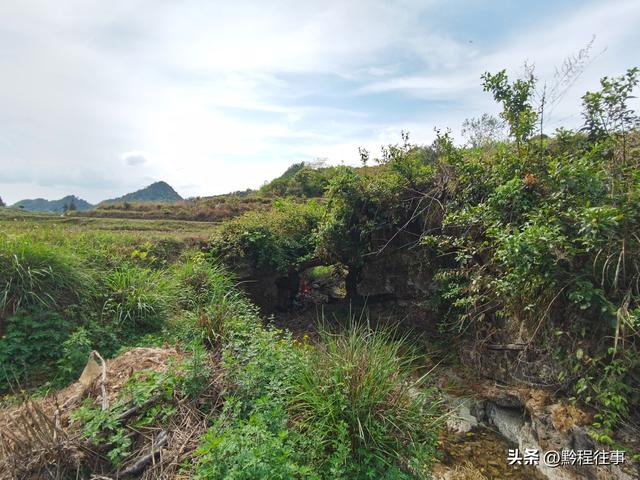 探险贵州深山原始溶洞，遇见一个躲匪洞、一座红军坟