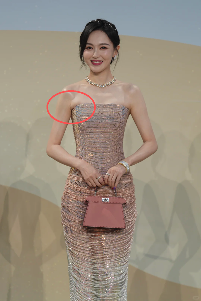 四川红毯好真实：唐嫣副乳尴尬、佟丽娅真老了，魁梧的郝蕾太惊艳