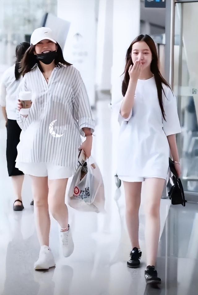 赵薇母女现身北京机场，15岁女儿一头黄毛，穿搭比50岁妈妈还成熟