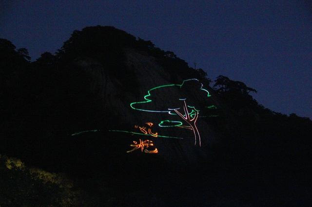 千山景区新增震撼光影景观 云潭瀑布与激光秀交相辉映