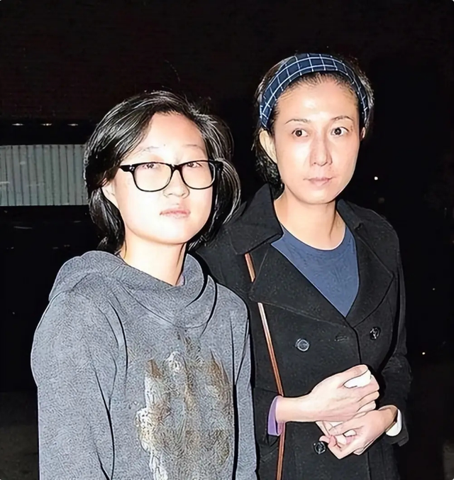 儿子无用、女儿流浪，71岁的成龙，终是为自己的年少轻狂付出代价