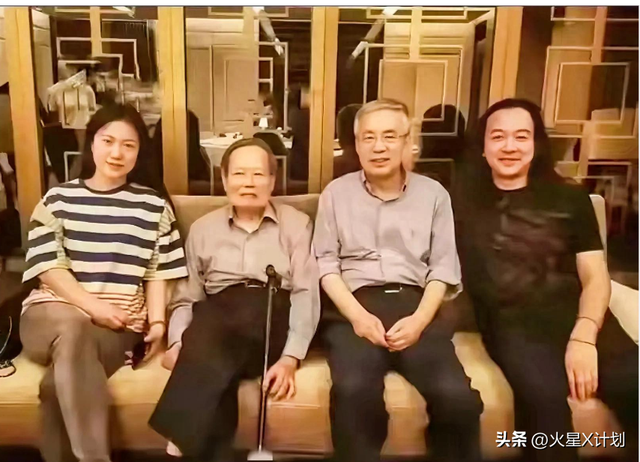 杨振宁葬礼今日举行！遗体覆盖国旗，翁帆站首位，次子杨光宇露面