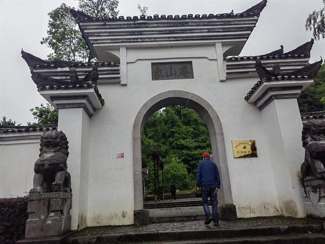 我们在井冈山参观了几个著名的革命遗迹