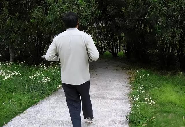 50岁后坚持锻炼有益健康，但请“注意”避开5种运动，或加速衰老