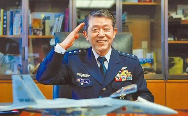 中方反制刚发往东京，不到24小时，高市再谈涉台立场，8字不简单