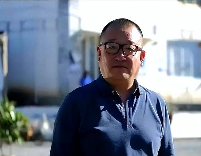 13岁儿子和母亲睡一个被窝，半夜母亲突然吓醒，儿大几岁要避母