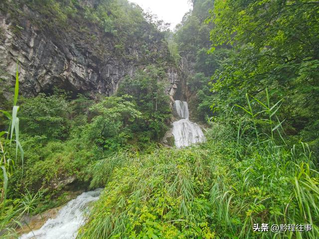 旧时古道，如今人迹罕至；峡谷中间，有一个美丽野瀑布