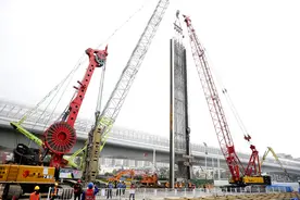 武汉地铁新港线西延线钢都花园站最长地连墙钢筋笼吊装入槽图片