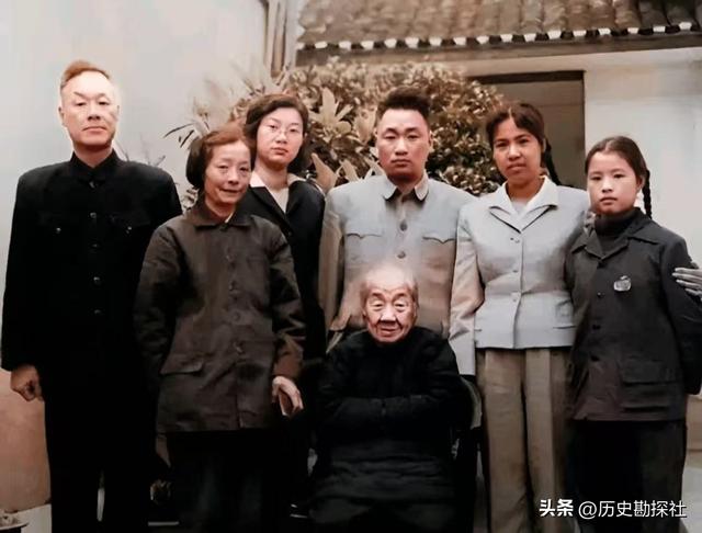 毛岸青81岁生日时的全家福，两个妹妹前来贺寿，儿媳刘滨体贴蹲着