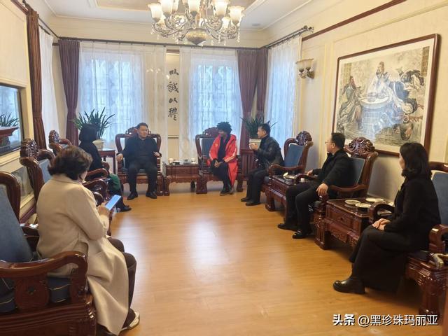 黑珍珠玛利亚到访运城 朝圣关帝庙传中非情谊