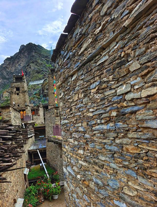 踏迹寻音：在阿坝理县，桃坪羌寨与甘堡藏寨的时空对话