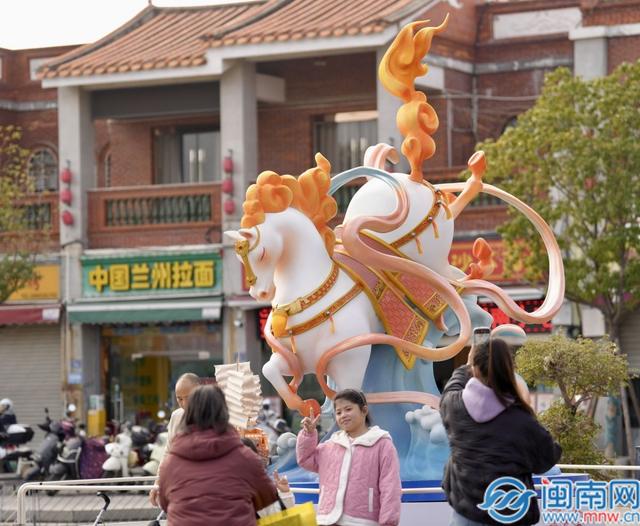六匹骏马聚首古城！泉州古城马年IP“东·守守”压轴亮相