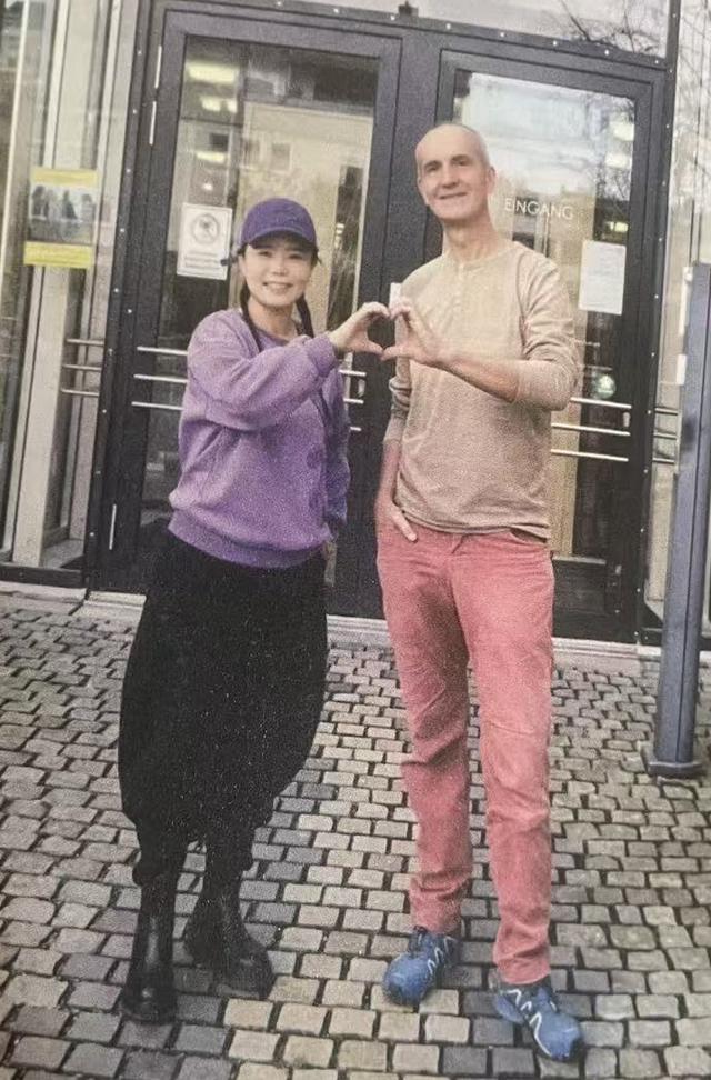 龚琳娜离婚前卑微得可怕：独守空房5年，模仿小三送礼物讨好前夫