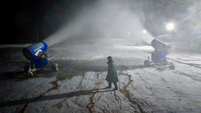 银川：迎接冰雪季 夜间造雪忙