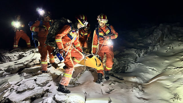 户外高手不听同伴劝阻，执意反穿“长穿毕”，最终结果如何？