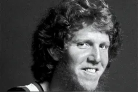 两届NBA总冠军比尔·沃顿去世，享年71岁！曾是姚明名人堂引荐人图片