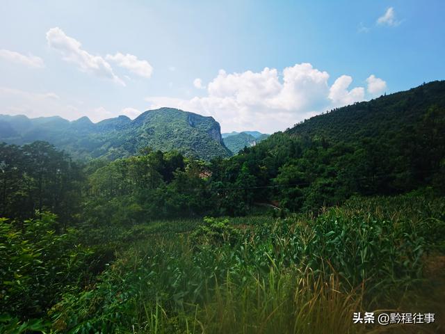 一个洞内烟云氤氲的躲匪洞，一个白练如幕的暗河瀑布