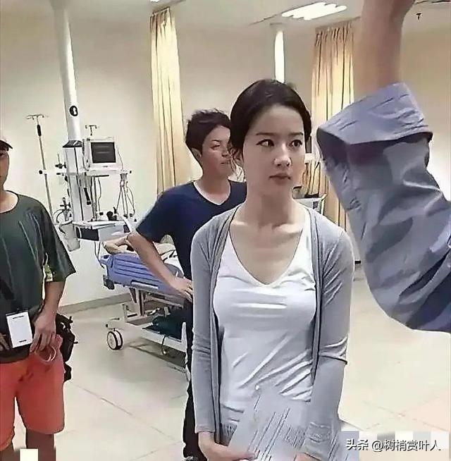 我的天！刘亦菲真人居然长这样？素颜我直接看傻了。