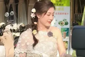 陈梦半露香肩和美背 身穿傣族服饰 帮妈妈整理衣服 母女长相一模一样图片