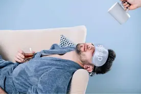 酒精谎言|喝酒助眠是错觉图片