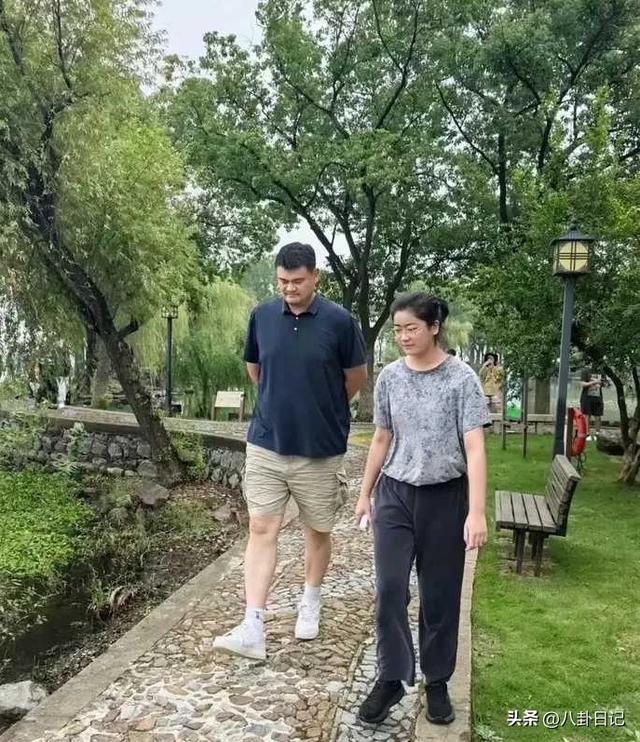 姚明一家老少现身苏州，15岁女儿背不挺，还打扮老气，丈母娘超瘦