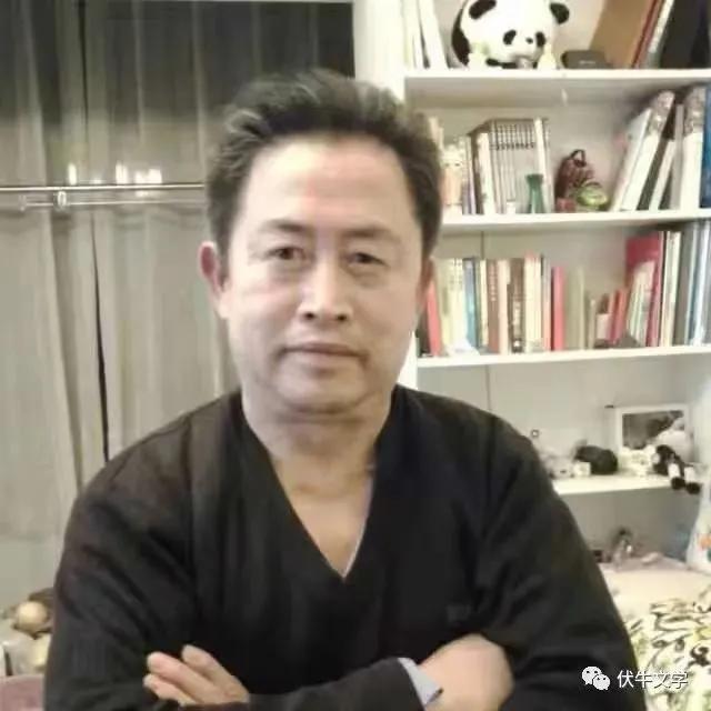 冬日暖阳彩，堤坡柿子红。山歌随风飘，霜雪地晶莹。