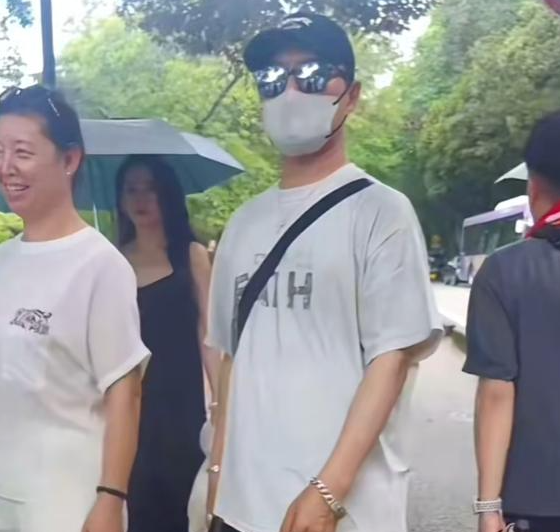 汪峰带4个儿女回国不到48小时，恶心一幕上演，二女儿外貌被吐槽
