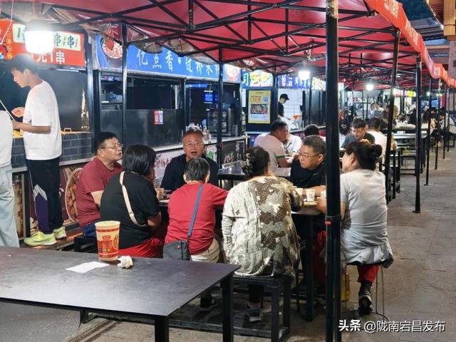 避暑胜地·康养宕昌｜夜逛宕昌：从舌尖到脚尖，游客乐不停