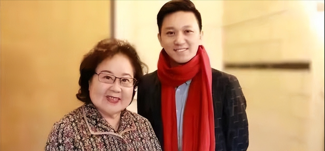 吃里扒外	、永不回国？带30名演员留美不归，如今年过花甲归来