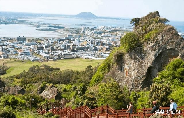 山海交融的独特火山锥景观 韩国济州岛的城山日出峰有四大地形看点