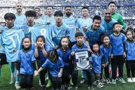 大连英博:从差点解散到三年跳三级，属于大连的故事仍将继续。图片