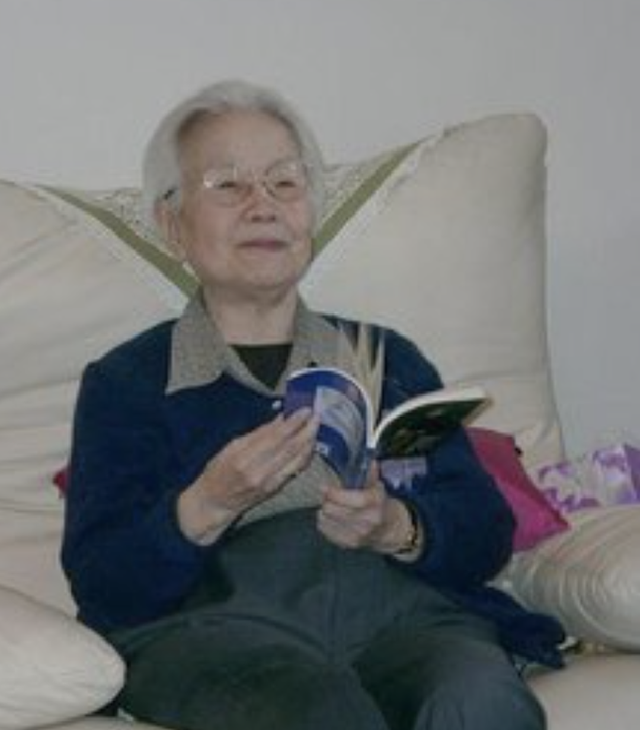 她曾任政法委副秘书长，丈夫官至正国级，风雨同舟，儿女也皆成才