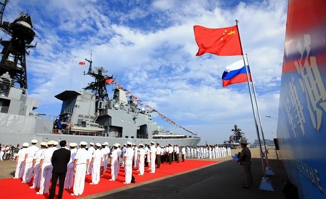 中俄联手绕岛巡航：这波“围岛	”操作，把日本彻底整紧张了