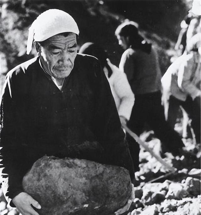 1975年，毛主席召开政治局会议，会前提醒陈永贵：不要住在钓鱼台