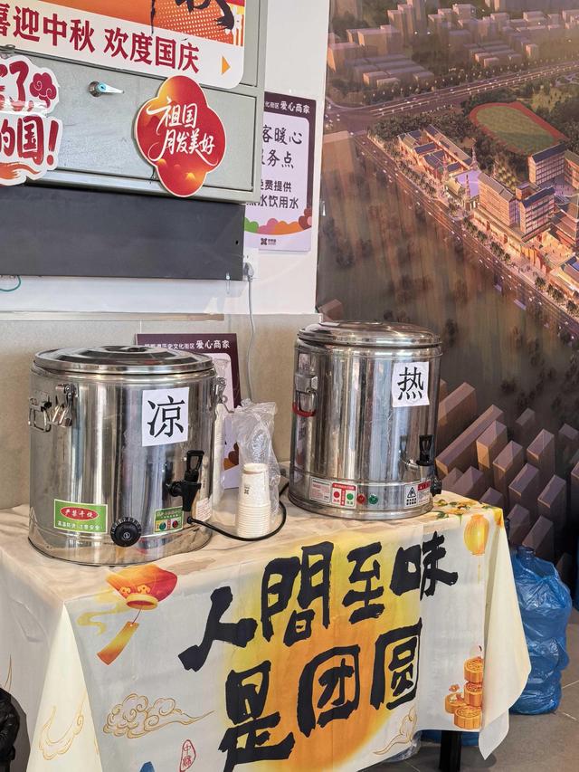 青春十一 文旅共赏丨雨润古街暖 服务沁人心——邯郸道暖心驿站守护游客出行路