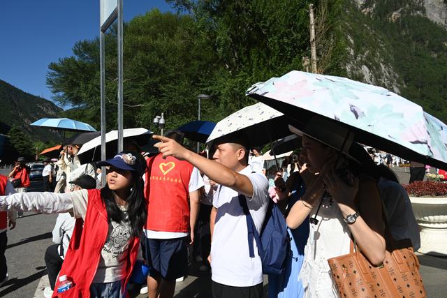 九寨沟景区客流高峰服务再升级 多举措畅通游客出行