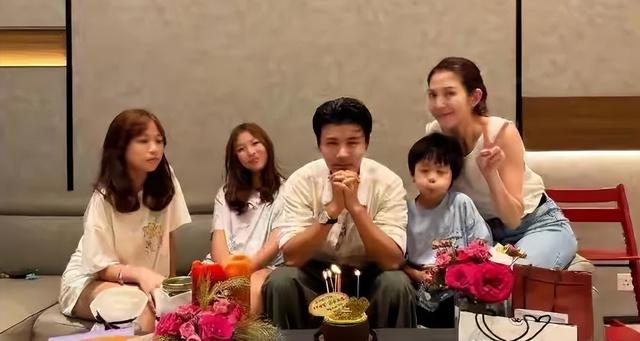 蔡少芬全家福照	，两个女儿成了最大的亮点，已是亭亭玉立美丽动人