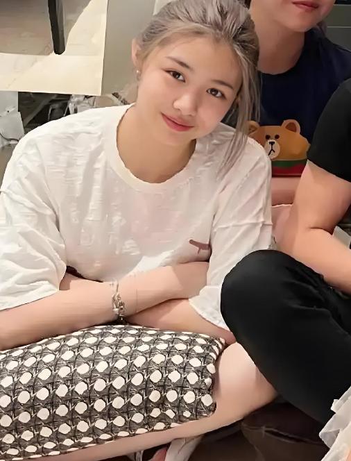 汪峰带4个儿女回国不到48小时，恶心一幕上演，二女儿外貌被吐槽