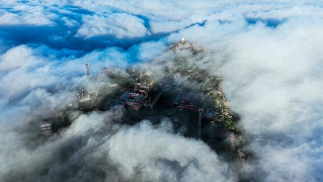 秋雨之后，泰山之巅云海翻涌似仙境